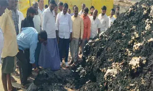 నిల్వ చేసిన ప‌త్తి.. అగ్నిప్ర‌మాదంలో ద‌గ్ధం