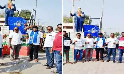 మనుస్మృతి ప్రతులను తగలబెట్టిన మాల మహానాడు నాయకులు