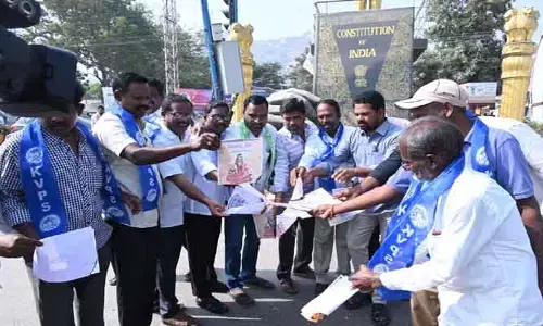 దేశంలో అసమానతలకు కారణం మనుస్మృతే :  సామాజిక ప్రజా సంఘాల నేతలు