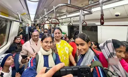 Delhi Metro: మెట్రోలో ప్రయాణించిన ఢిల్లీ సీఎం రేఖా గుప్తా.. ప్రయాణికులతో ముచ్చట్లు!