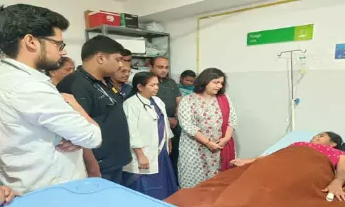 ప్రమాదంలో గాయపడిన విద్యార్థులను పరామర్శించిన  కలెక్టర్ విజయేందిర బోయి