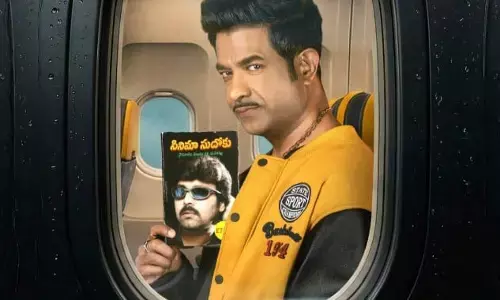 అలాంటి పుస్తకం చేతిలో పట్టుకుని దర్శనమిచ్చిన వెన్నెల కిశోర్.. ఫొటోలు వైరల్