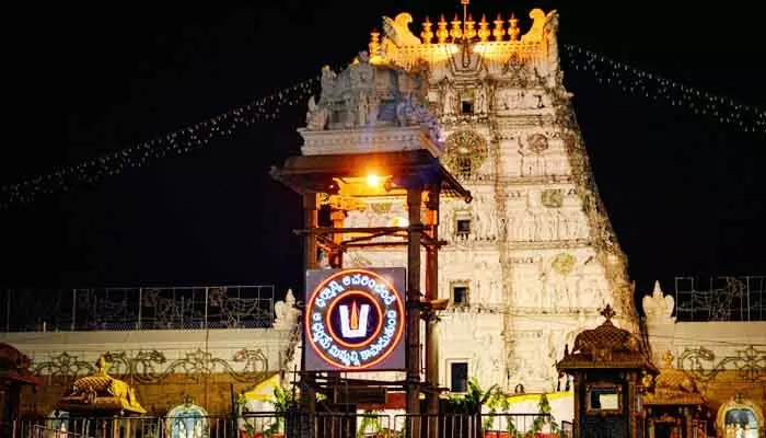 భక్తులతో కిక్కిరిసిపోయిన తిరుమల.. శిలాతోరణం వరకు భక్తుల క్యూలైన్ భక్తులతో కిక్కిరిసిపోయిన తిరుమల.. శిలాతోరణం వరకు భక్తుల క్యూలైన్