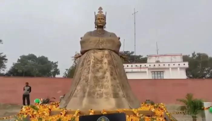 అయోధ్యలో కొరియన్ రాణి హియో హ్వాంగ్-ఒక్ కాంస్య విగ్రహాం అయోధ్యలో కొరియన్ రాణి హియో హ్వాంగ్-ఒక్ కాంస్య విగ్రహాం