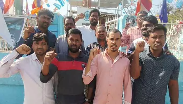 మీడియా ప్రతినిధులకు గ్రామ కార్యదర్శి క్షమాపణ చెప్పాలి మీడియా ప్రతినిధులకు గ్రామ కార్యదర్శి క్షమాపణ చెప్పాలి