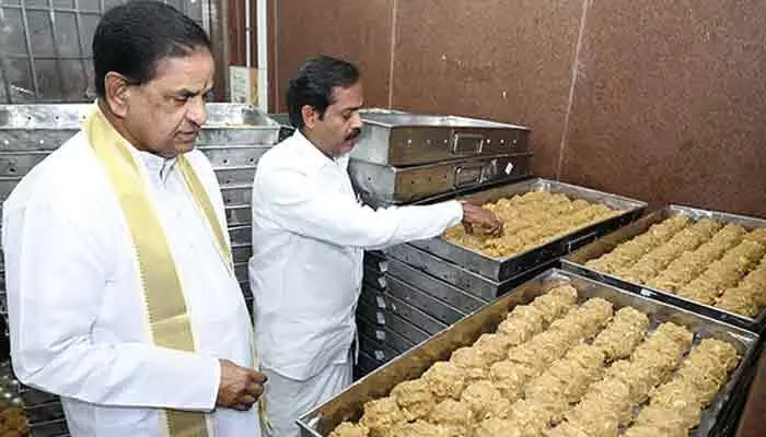శ్రీవారి లడ్డూల విక్రయ కేంద్రంలో టీటీడీ చైర్మన్ ఆకస్మిక తనిఖీలు శ్రీవారి లడ్డూల విక్రయ కేంద్రంలో టీటీడీ చైర్మన్ ఆకస్మిక తనిఖీలు