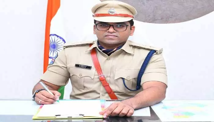 నూతన సంవత్సర వేడుకలు శాంతియుతంగా జరుపుకోవాలి : ఎస్పీ వినీత్ నూతన సంవత్సర వేడుకలు శాంతియుతంగా జరుపుకోవాలి : ఎస్పీ వినీత్