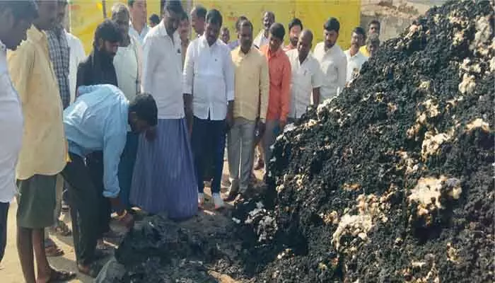 నిల్వ చేసిన పత్తి.. అగ్నిప్రమాదంలో దగ్ధం నిల్వ చేసిన పత్తి.. అగ్నిప్రమాదంలో దగ్ధం