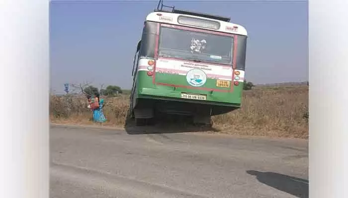 తప్పిన బస్సు ప్రమాదం తప్పిన బస్సు ప్రమాదం