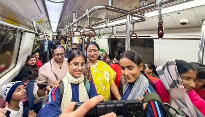 Delhi Metro: మెట్రోలో ప్రయాణించిన ఢిల్లీ సీఎం రేఖా గుప్తా.. ప్రయాణికులతో ముచ్చట్లు! Delhi Metro: మెట్రోలో ప్రయాణించిన ఢిల్లీ సీఎం రేఖా గుప్తా.. ప్రయాణికులతో ముచ్చట్లు!