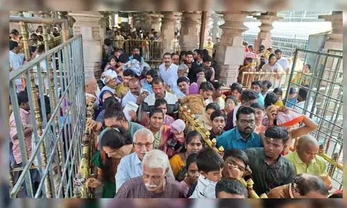 శ్రీశైలానికి భక్తుల తాకిడి