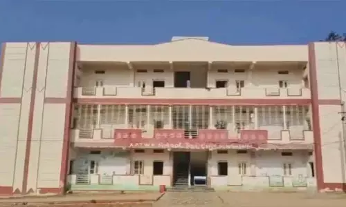 పాఠశాలలో పురుగులన్నం పెడుతున్నారంటున్న విద్యార్థులు