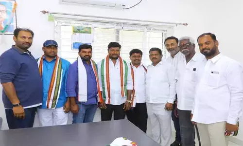 కాంగ్రెస్ లో చేరిన ప‌లువురు స‌ర్పంచ్ లు
