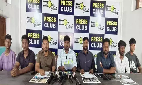వార్డెన్ మచ్చేందర్ ను విధుల నుంచి తొలగించాలి : విద్యార్థి సంఘాలు