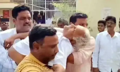 రాష్ట్రంలో షాకింగ్ ఘటన.. మంత్రితో మాట్లాడుతుండగా గుండెపోటు