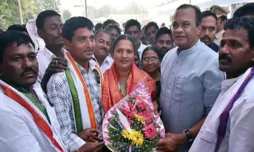 ప‌గిడిమ‌ర్రి స‌ర్పంచ్ ని అభినందించిన మంత్రి కోమ‌టిరెడ్డి