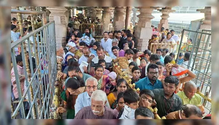 శ్రీశైలానికి భక్తుల తాకిడి శ్రీశైలానికి భక్తుల తాకిడి