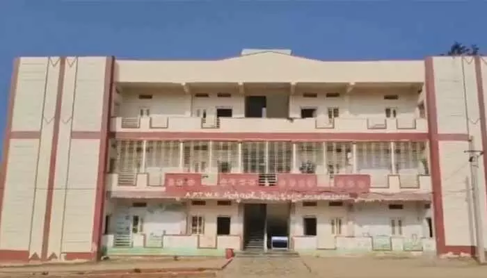 పాఠశాలలో పురుగులన్నం పెడుతున్నారంటున్న విద్యార్థులు పాఠశాలలో పురుగులన్నం పెడుతున్నారంటున్న విద్యార్థులు