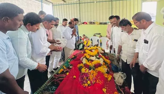 నరసింహా మృతి బీఆర్ఎస్ కి తీరని లోటు : మాజీ ఎమ్మెల్యే చిరుమర్తి లింగయ్య నరసింహా మృతి బీఆర్ఎస్ కి తీరని లోటు : మాజీ ఎమ్మెల్యే చిరుమర్తి లింగయ్య