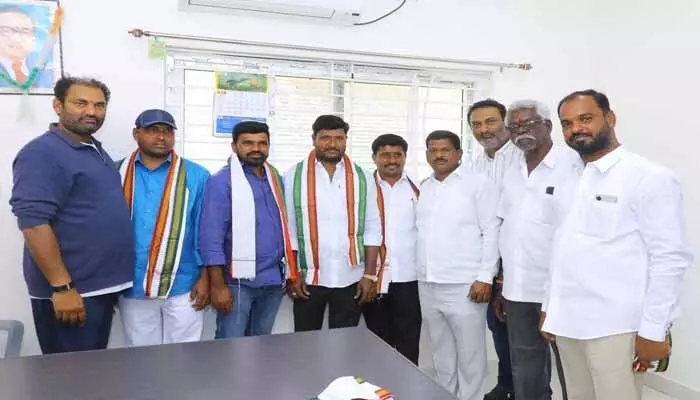 కాంగ్రెస్ లో చేరిన పలువురు సర్పంచ్ లు కాంగ్రెస్ లో చేరిన పలువురు సర్పంచ్ లు
