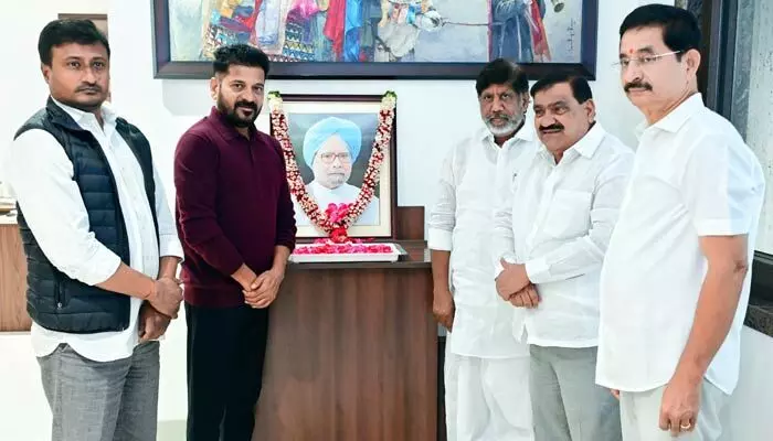 మన్మోహన్ సింగ్ వర్ధంతి.. నివాళులు అర్పించిన సీఎం రేవంత్, డిప్యూటీ సీఎం భట్టి మన్మోహన్ సింగ్ వర్ధంతి.. నివాళులు అర్పించిన సీఎం రేవంత్, డిప్యూటీ సీఎం భట్టి