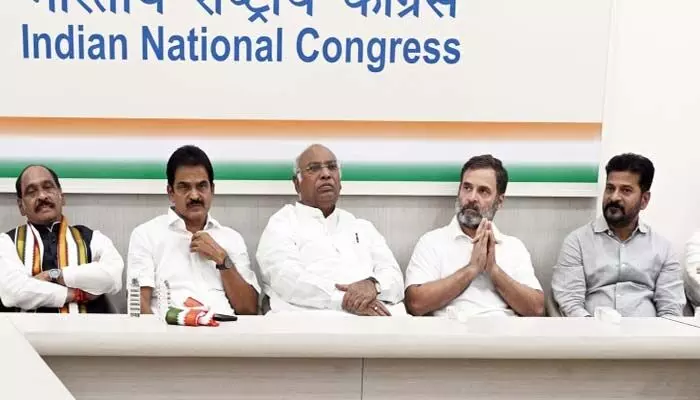 ఢిల్లీకి బయలుదేరిన సీఎం రేవంత్ రెడ్డి.. రేపు సీడబ్ల్యూసీ మీటింగ్ ఢిల్లీకి బయలుదేరిన సీఎం రేవంత్ రెడ్డి.. రేపు సీడబ్ల్యూసీ మీటింగ్