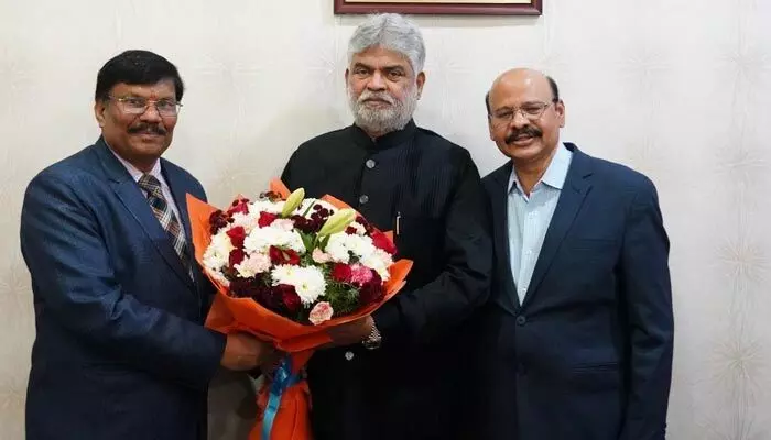 శాసనసభ నూతన కార్యదర్శిగా రేండ్ల తిరుపతి బాధ్యతల స్వీకరణ.. స్పీకర్ అభినందనలు శాసనసభ నూతన కార్యదర్శిగా రేండ్ల తిరుపతి బాధ్యతల స్వీకరణ.. స్పీకర్ అభినందనలు