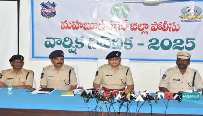 గత సంవత్సరం కంటే నేరాలు తగ్గాయి : ఎస్పీ జానకి గత సంవత్సరం కంటే నేరాలు తగ్గాయి : ఎస్పీ జానకి