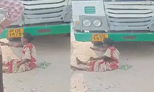 ‘క్వాటర్ మందు కావాలి.. లేదంటే?’.. ఆర్టీసీ బస్సు ముందు మహిళ హల్‌చల్