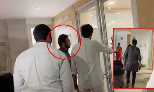 మహిళలపై వివాదాస్పద వ్యాఖ్యల ఎఫెక్ట్.. మహిళా కమిషన్ ఎదుట నటుడు శివాజీ హాజరు