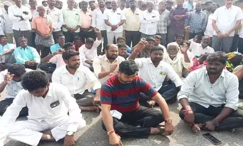 రోడ్డు ప్ర‌మాదంలో యువ‌కుడు మృతి.. న్యాయం చేయాల‌ని నిర‌స‌న‌
