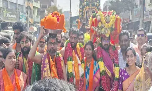 క‌న్నుల పండువ‌గా అయ్య‌ప్ప స్వామి తిరు ఆభ‌ర‌ణాల ఊరేగింపు
