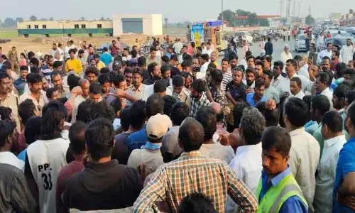 మృతదేహంతో టోల్ ప్లాజా వద్ద రాస్తారోకో