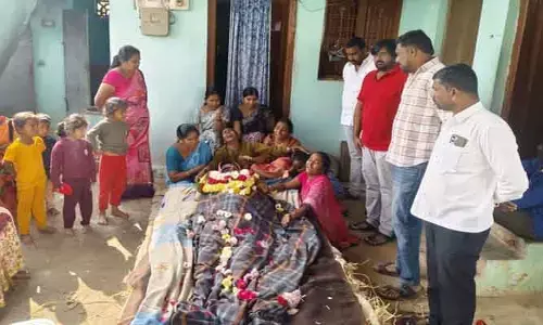 బాధిత కుటుంబానికి ఆర్థిక సాయం అందజేత