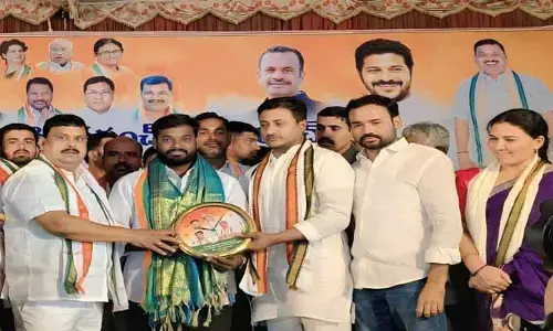 అతిపిన్న వ‌య‌స్సు స‌ర్పంచ్ ని స‌త్క‌రించిన ఎంపీ, ఎమ్మెల్యే