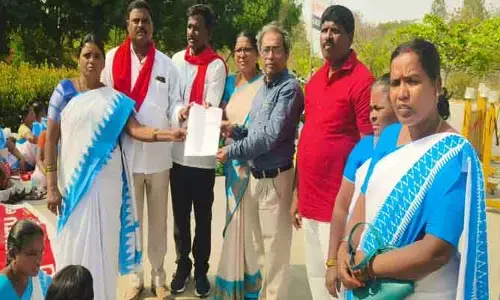 ఆశాల‌ సర్వే పెండింగ్  డబ్బులు ఇవ్వాలని కలెక్టరేట్ ముందు ధర్నా