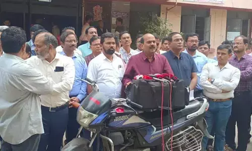 నెల ముగిసిపోతున్నా జీతాలు రాలే.. ప్రభుత్వ డాక్టర్ల ఆవేదన