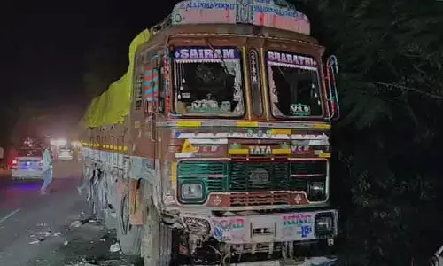కోరుట్లలో ఘోర రోడ్డు ప్రమాదం.. లారీ కారు ఢీ