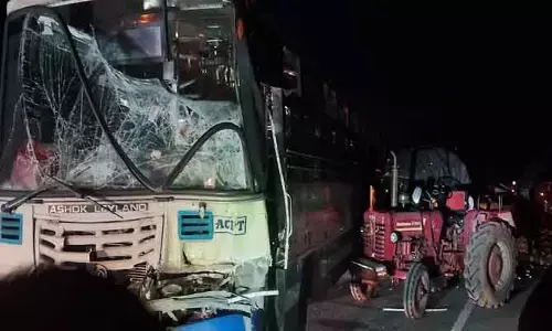 ఆర్టీసీ బస్సు- ట్రాక్టర్ ఢీ