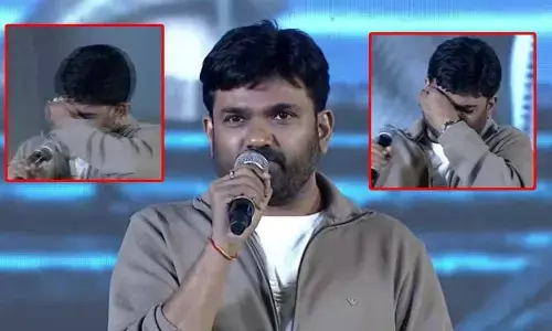 కన్నీళ్లు పెట్టిన డైరెక్టర్ మారుతీ.. ఓదార్చిన ప్రభాస్