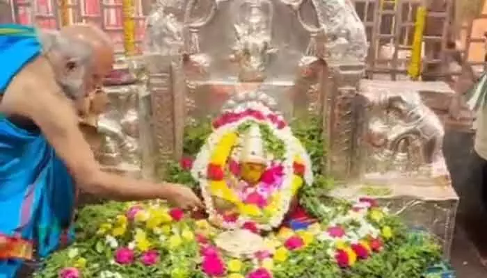 శ్రీ కనక మహాలక్ష్మి అమ్మవారికి తులసీ దళార్చన శ్రీ కనక మహాలక్ష్మి అమ్మవారికి తులసీ దళార్చన