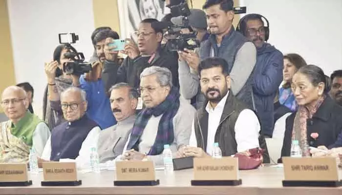 సీడబ్ల్యూసీ సమావేశానికి హాజరైన సీఎం రేవంత్ రెడ్డి.. కీలక తీర్మానాలు చేసే చాన్స్! సీడబ్ల్యూసీ సమావేశానికి హాజరైన సీఎం రేవంత్ రెడ్డి.. కీలక తీర్మానాలు చేసే చాన్స్!