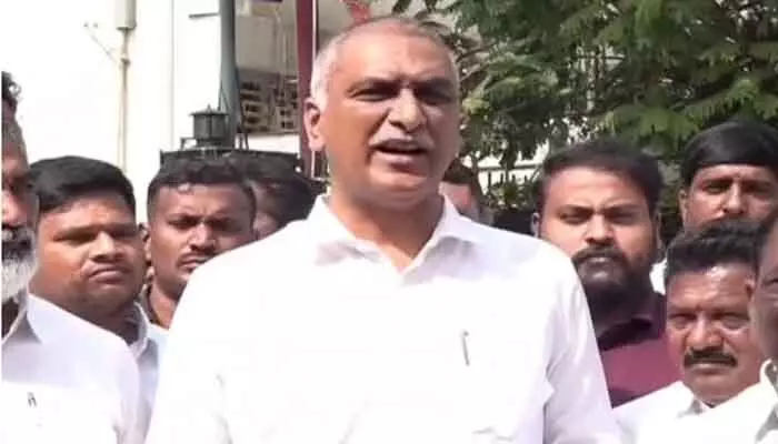 డెస్క్ జర్నలిస్టులు ఏం పాపం చేశారు.. ప్రభుత్వంపై మాజీ మంత్రి హరీశ్రావు ఫైర్ డెస్క్ జర్నలిస్టులు ఏం పాపం చేశారు.. ప్రభుత్వంపై మాజీ మంత్రి హరీశ్రావు ఫైర్