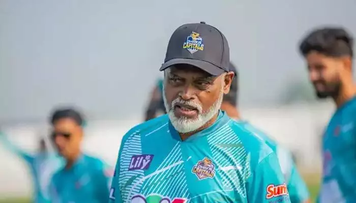 క్రికెట్లో షాకింగ్ ఘటన.. మైదానంలోనే కుప్పకూలిన కోచ్ క్రికెట్లో షాకింగ్ ఘటన.. మైదానంలోనే కుప్పకూలిన కోచ్