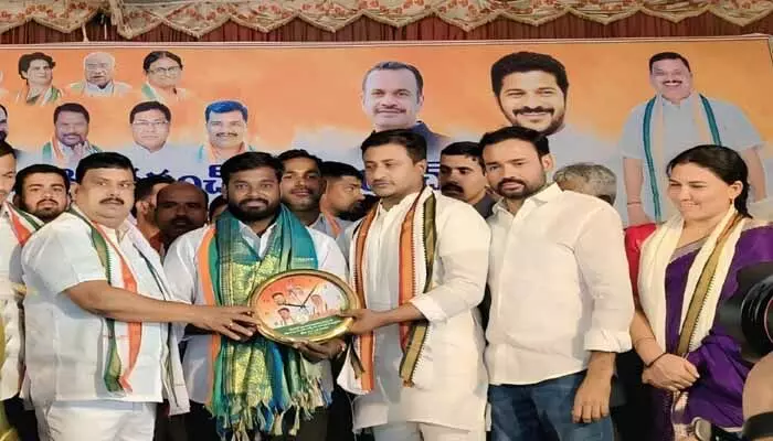 అతిపిన్న వయస్సు సర్పంచ్ ని సత్కరించిన ఎంపీ, ఎమ్మెల్యే అతిపిన్న వయస్సు సర్పంచ్ ని సత్కరించిన ఎంపీ, ఎమ్మెల్యే