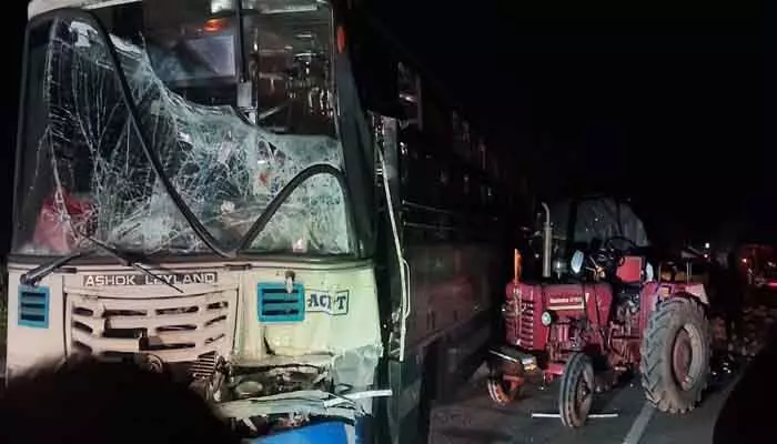 ఆర్టీసీ బస్సు- ట్రాక్టర్ ఢీ ఆర్టీసీ బస్సు- ట్రాక్టర్ ఢీ