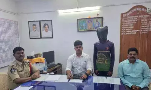 మైనర్ బాలికను గర్భవతిని చేసిన యువకుడు