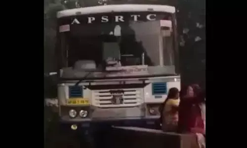 ఆర్టీసీ బస్సుకు ప్రమాదం.. తప్పిన ప్రాణనష్టం