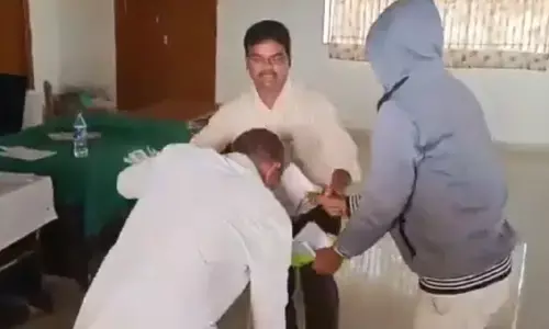 కాళ్లు మొక్కుతా.. బాంచన్ ఒక్క బస్తా యూరియా ఇప్పించండి