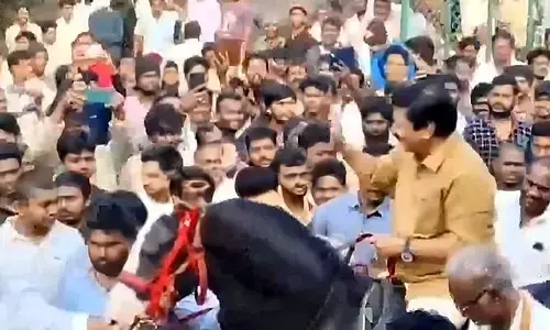 ఎడ్లబండ్ల పోటీలు.. గుర్రంపై వచ్చిన మంత్రి